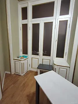 Kirayə verilir 1 otaqlı ofis 10 m²