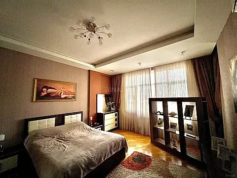 Satılır 3 otaqlı mənzil 141 m²