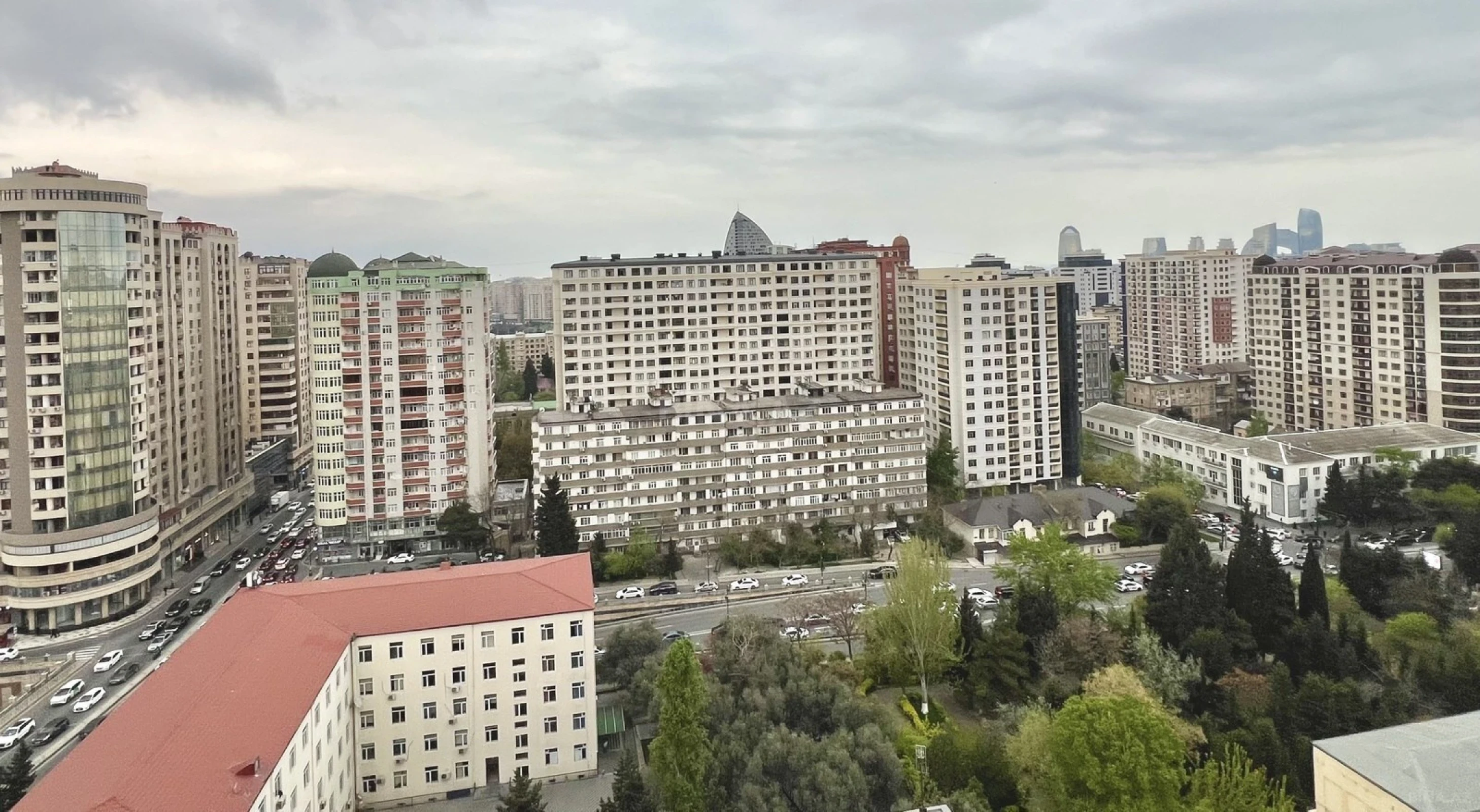 Satılır 3 otaqlı mənzil 141 m²