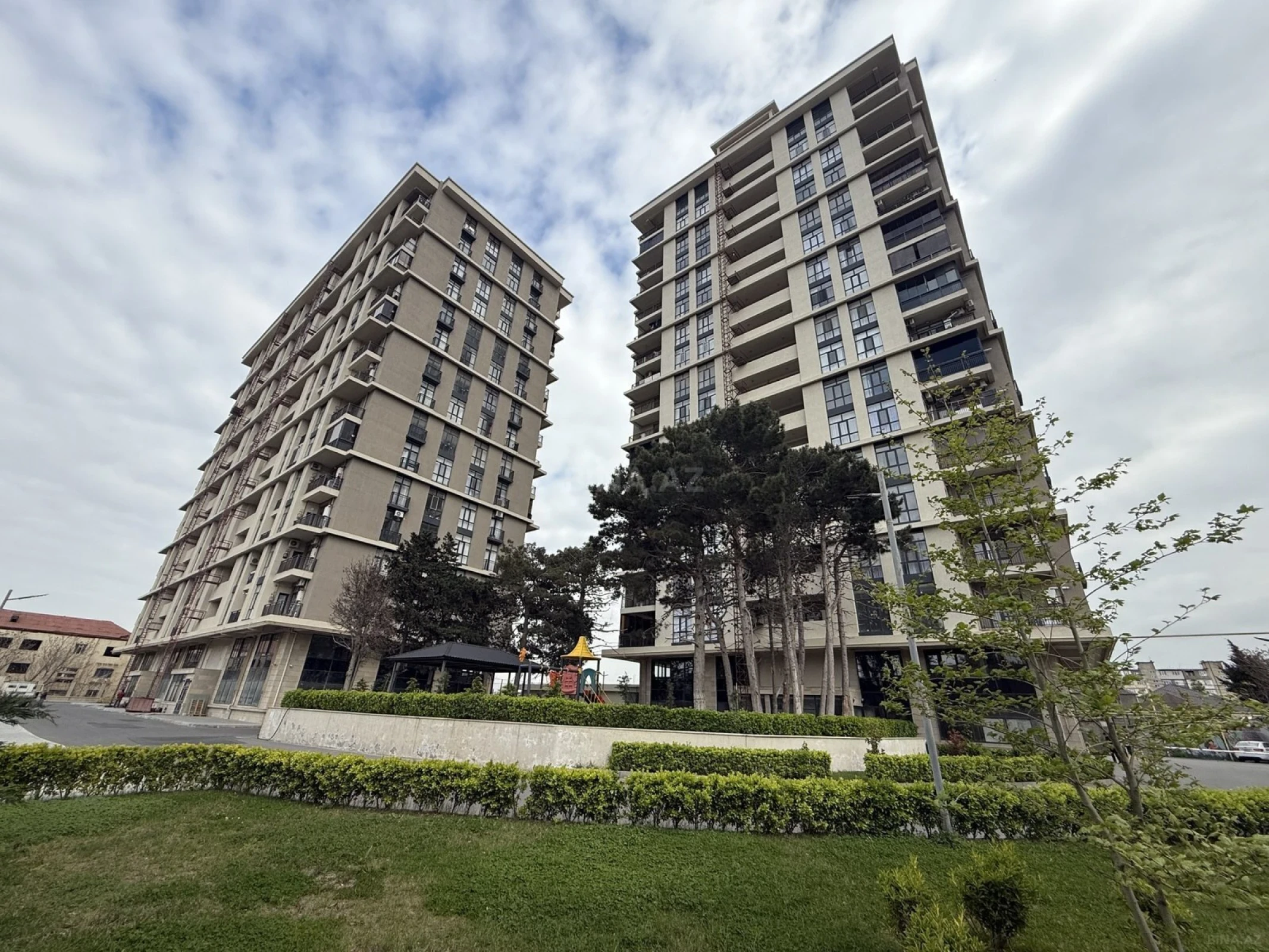 Satılır 3 otaqlı mənzil 125 m²