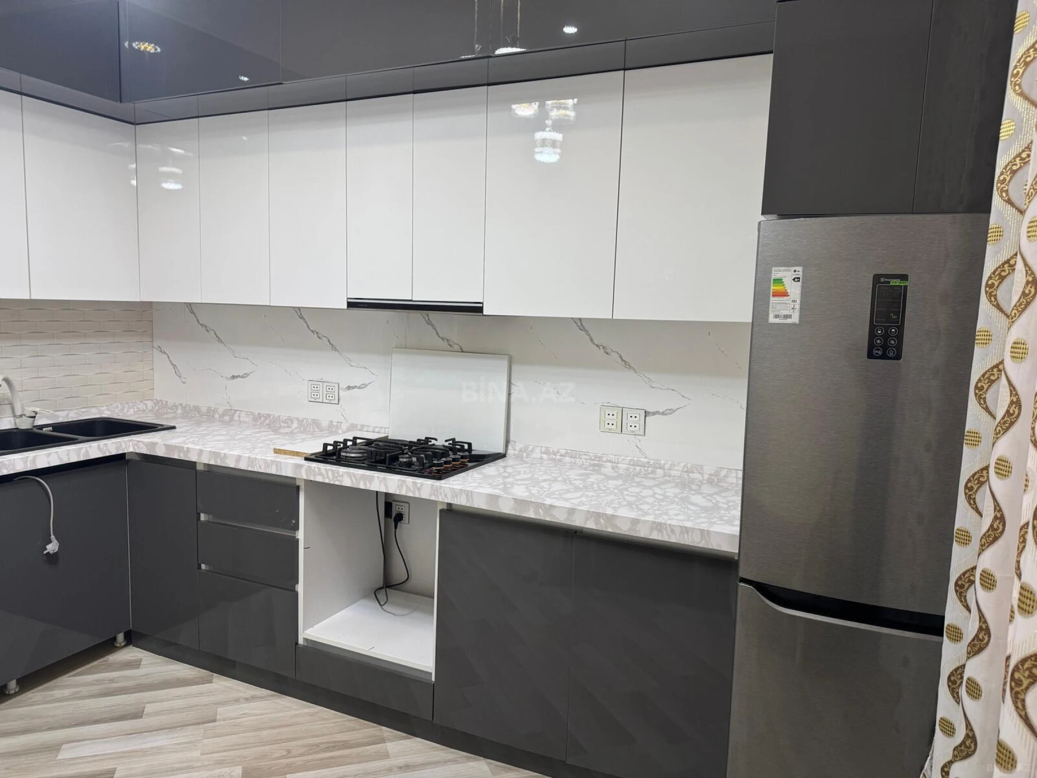 Kirayə verilir 2 otaqlı mənzil 82 m²