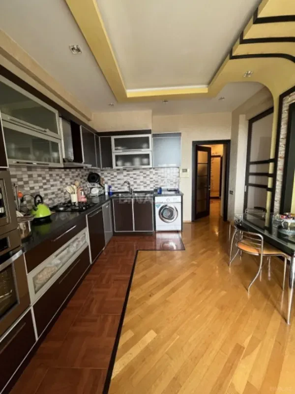 Satılır 3 otaqlı mənzil 125 m²
