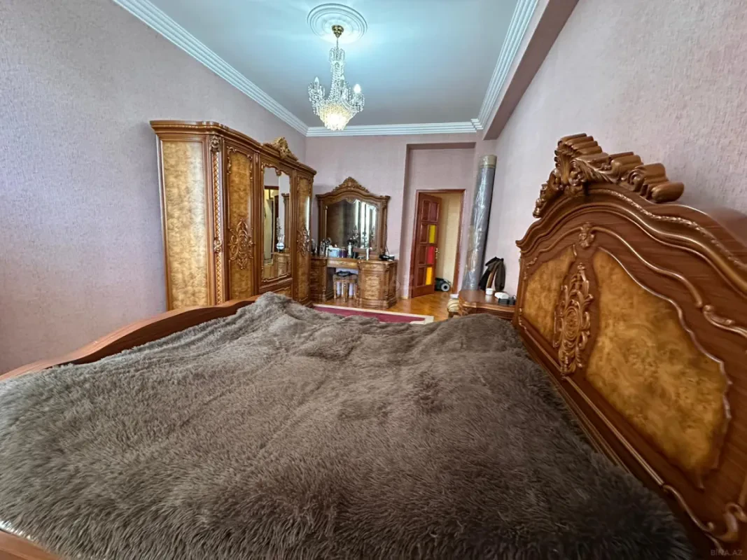 Satılır 4 otaqlı mənzil 160 m²
