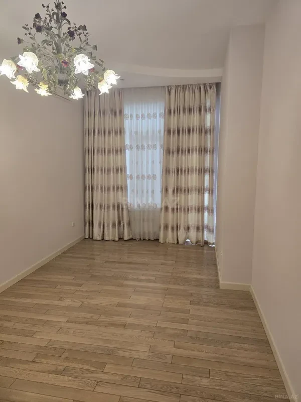 Satılır 4 otaqlı mənzil 196 m²