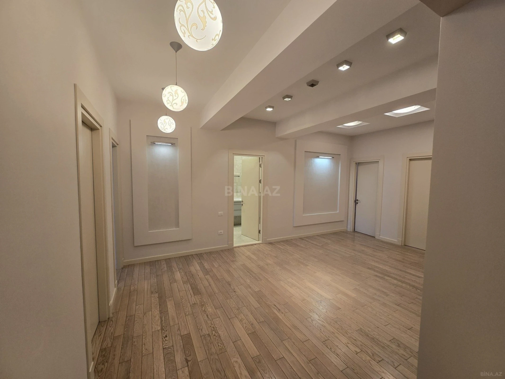 Satılır 4 otaqlı mənzil 196 m²