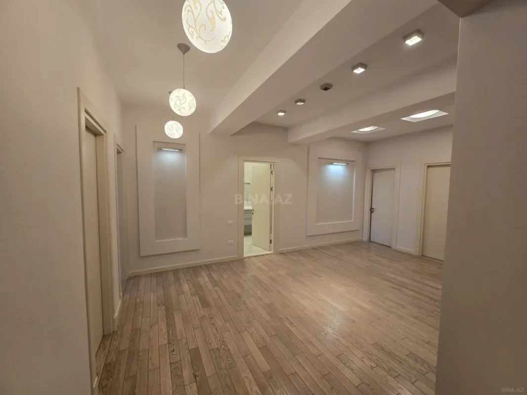 Satılır 4 otaqlı mənzil 196 m²