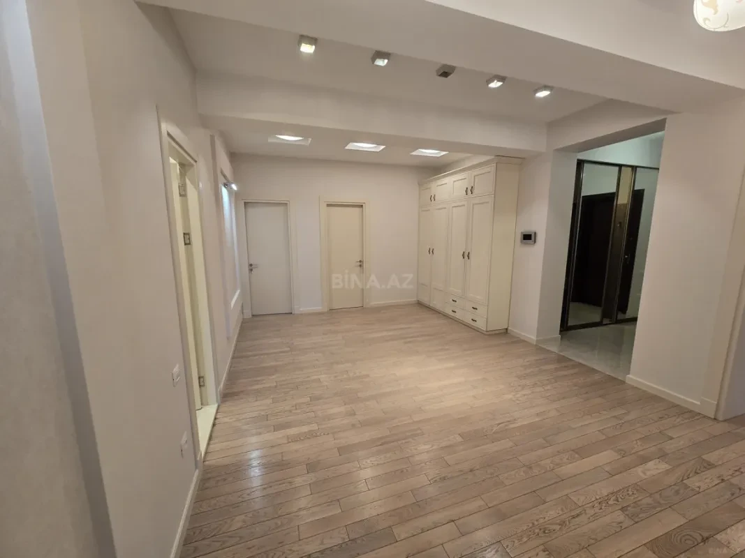 Satılır 4 otaqlı mənzil 196 m²