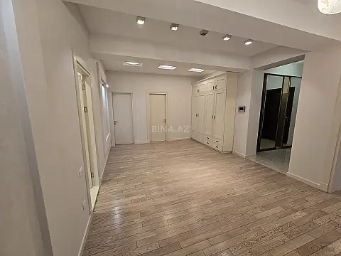 Satılır 4 otaqlı mənzil 196 m²