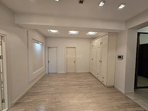 Satılır 4 otaqlı mənzil 196 m²