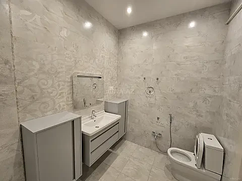 Satılır 4 otaqlı mənzil 196 m²