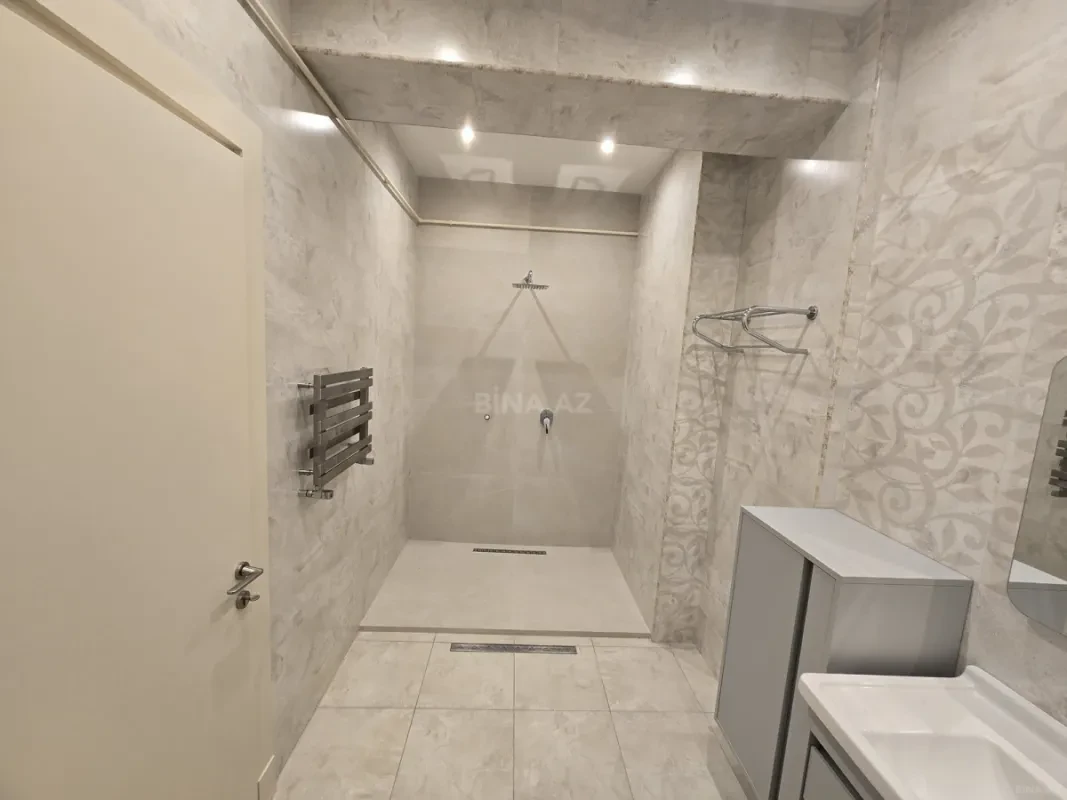 Satılır 4 otaqlı mənzil 196 m²