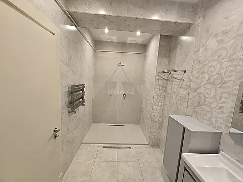 Satılır 4 otaqlı mənzil 196 m²
