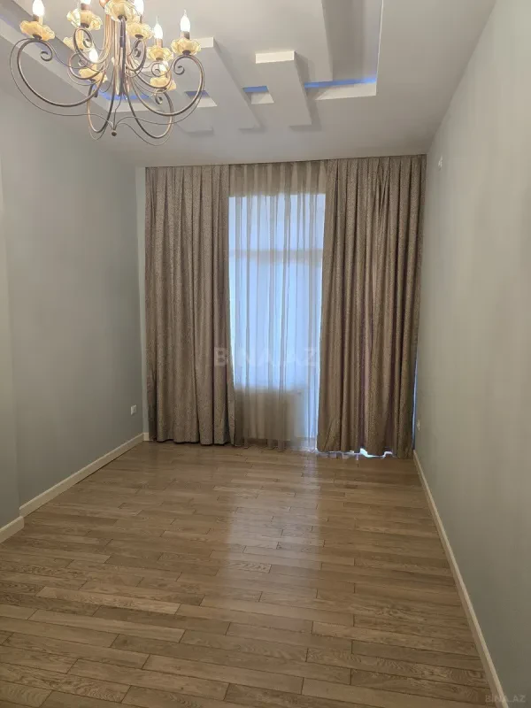 Satılır 4 otaqlı mənzil 196 m²