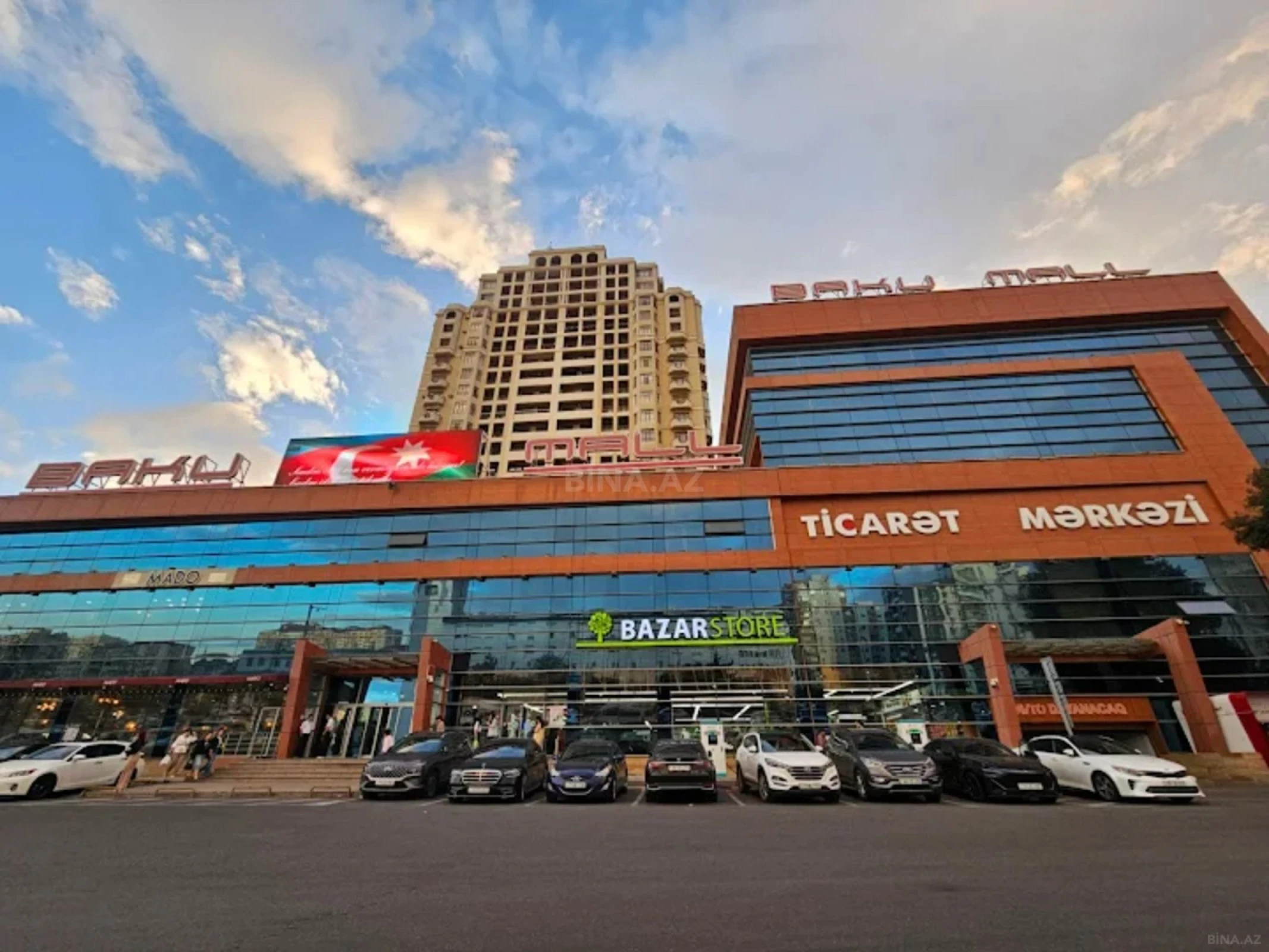 Satılır 4 otaqlı mənzil 196 m²