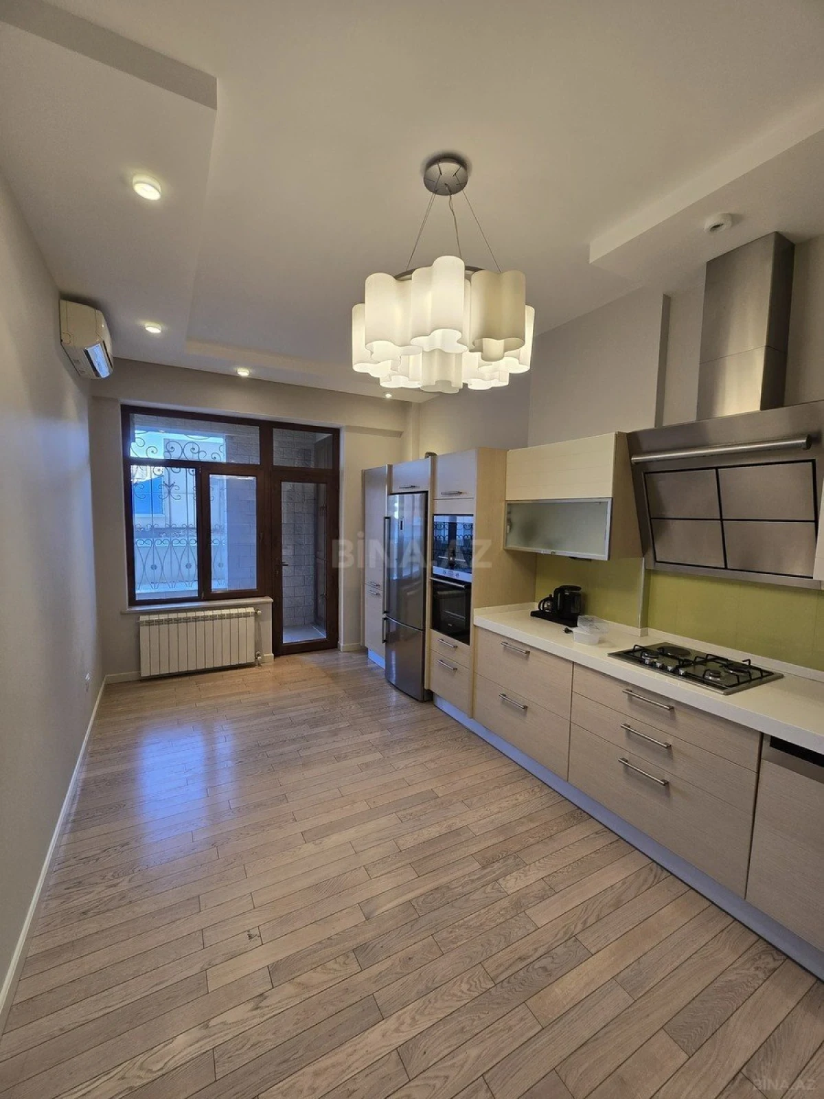 Satılır 4 otaqlı mənzil 196 m²