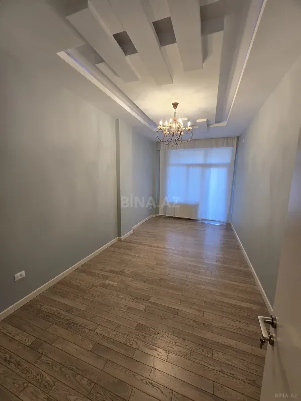 Satılır 4 otaqlı mənzil 196 m²
