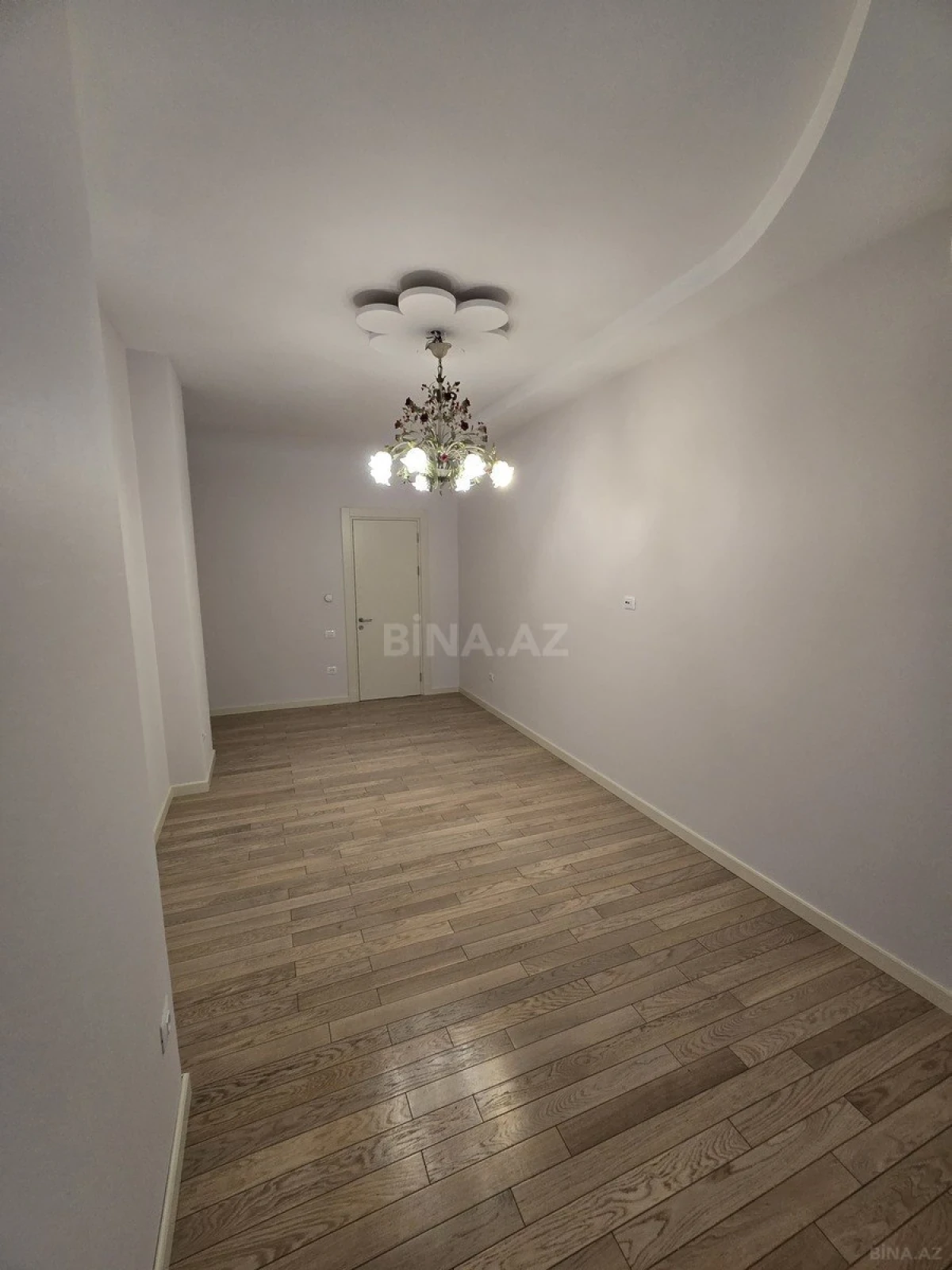 Satılır 4 otaqlı mənzil 196 m²