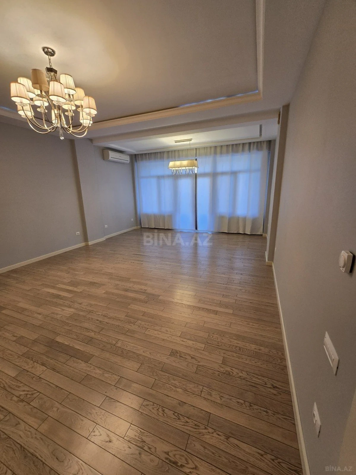 Satılır 4 otaqlı mənzil 196 m²