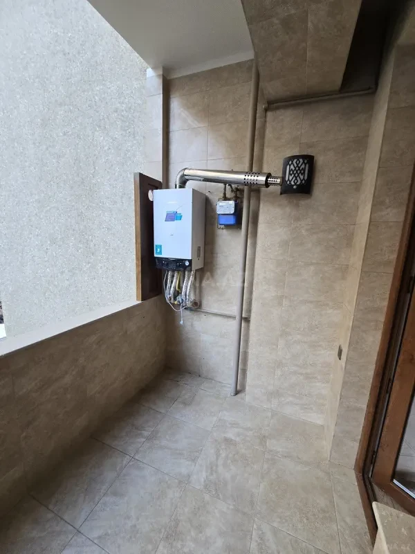 Satılır 4 otaqlı mənzil 196 m²