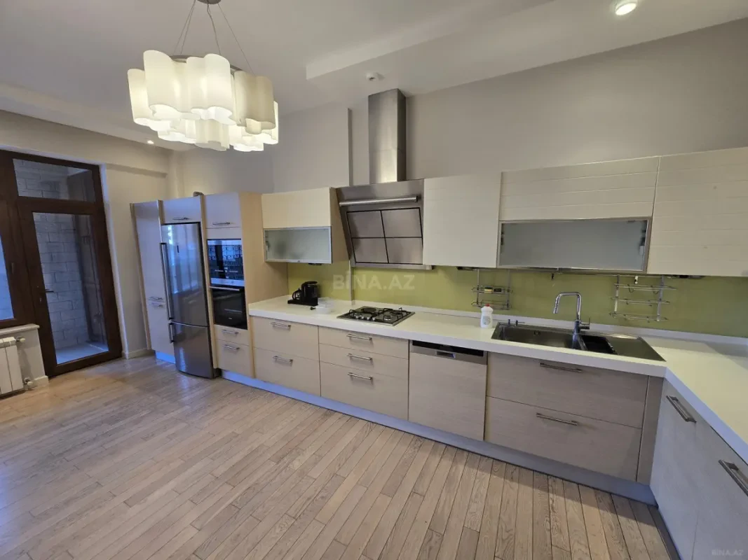 Satılır 4 otaqlı mənzil 196 m²