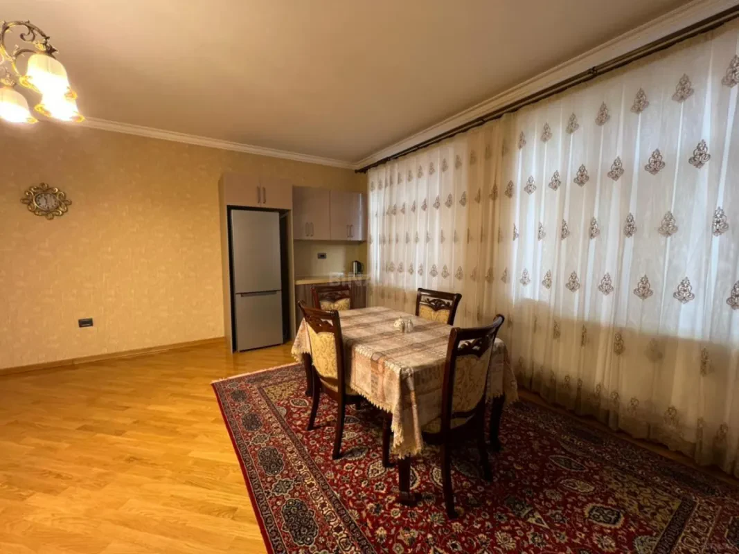 Kirayə verilir 2 otaqlı mənzil 110 m²