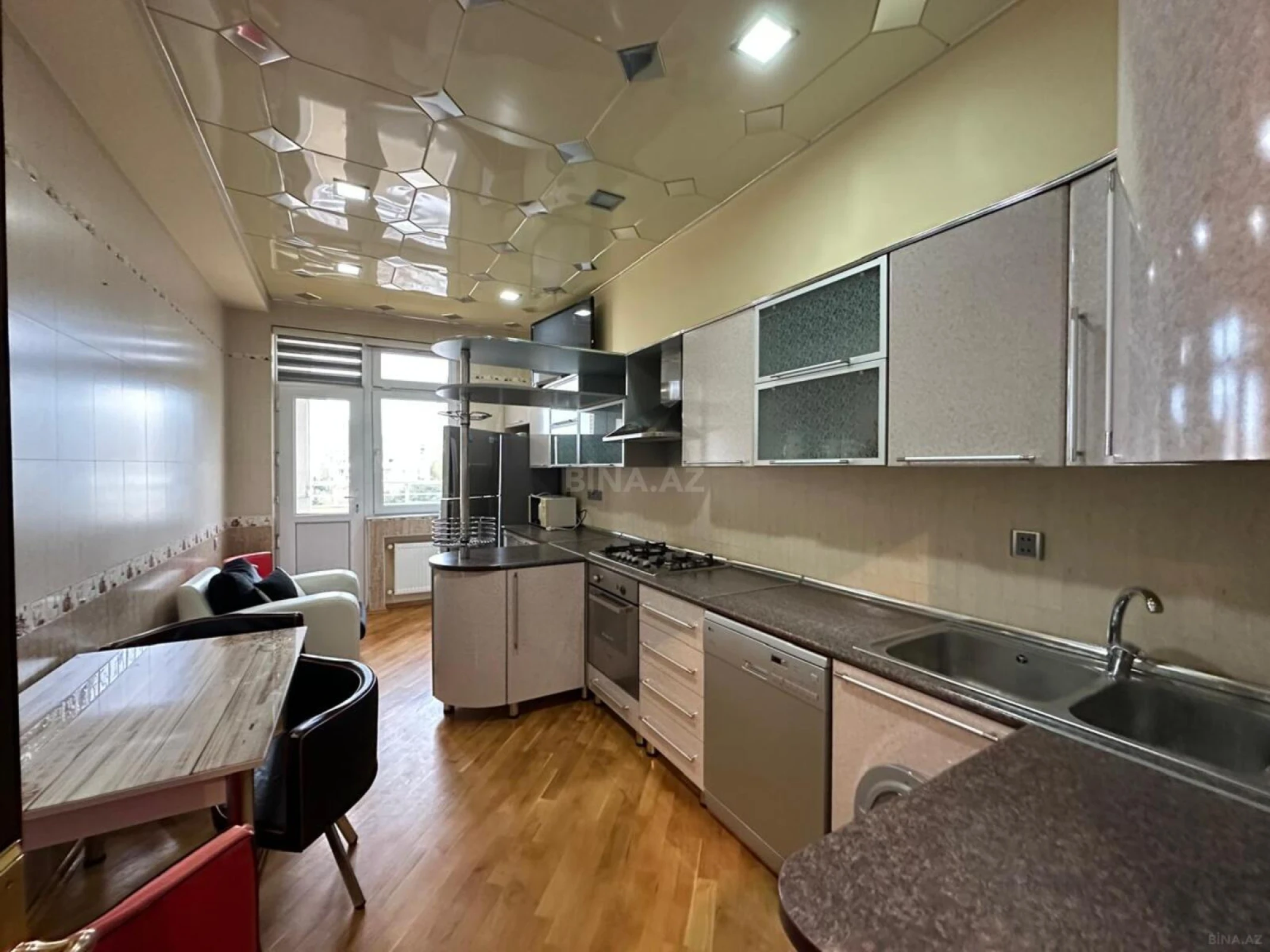 Kirayə verilir 3 otaqlı mənzil 125 m²