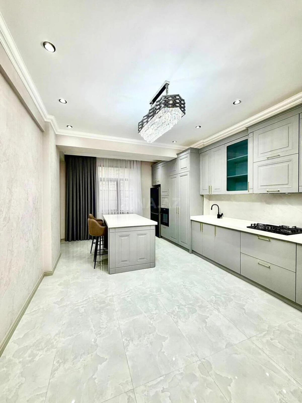 Satılır 3 otaqlı mənzil 139 m²