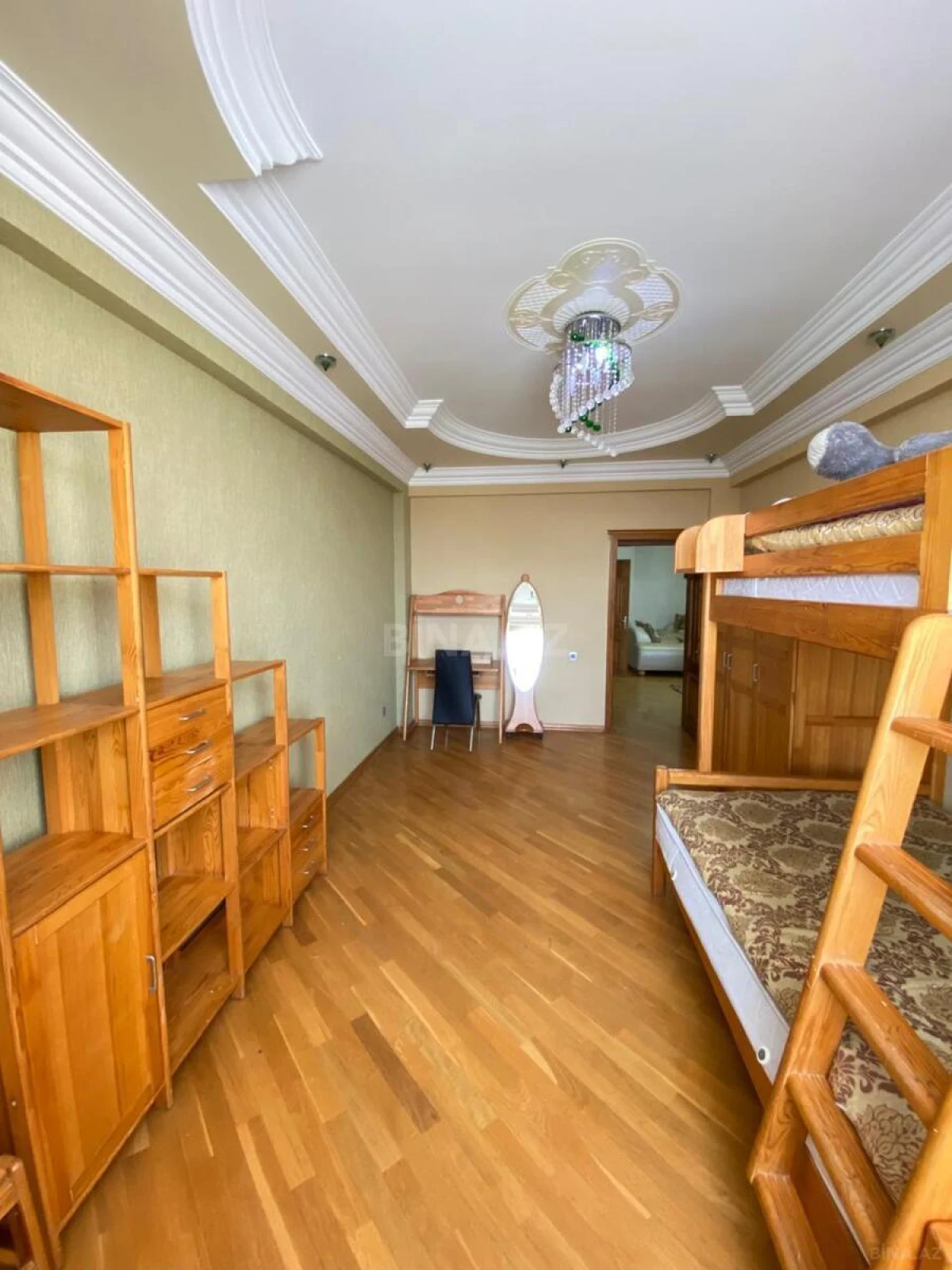 Kirayə verilir 4 otaqlı mənzil 150 m²