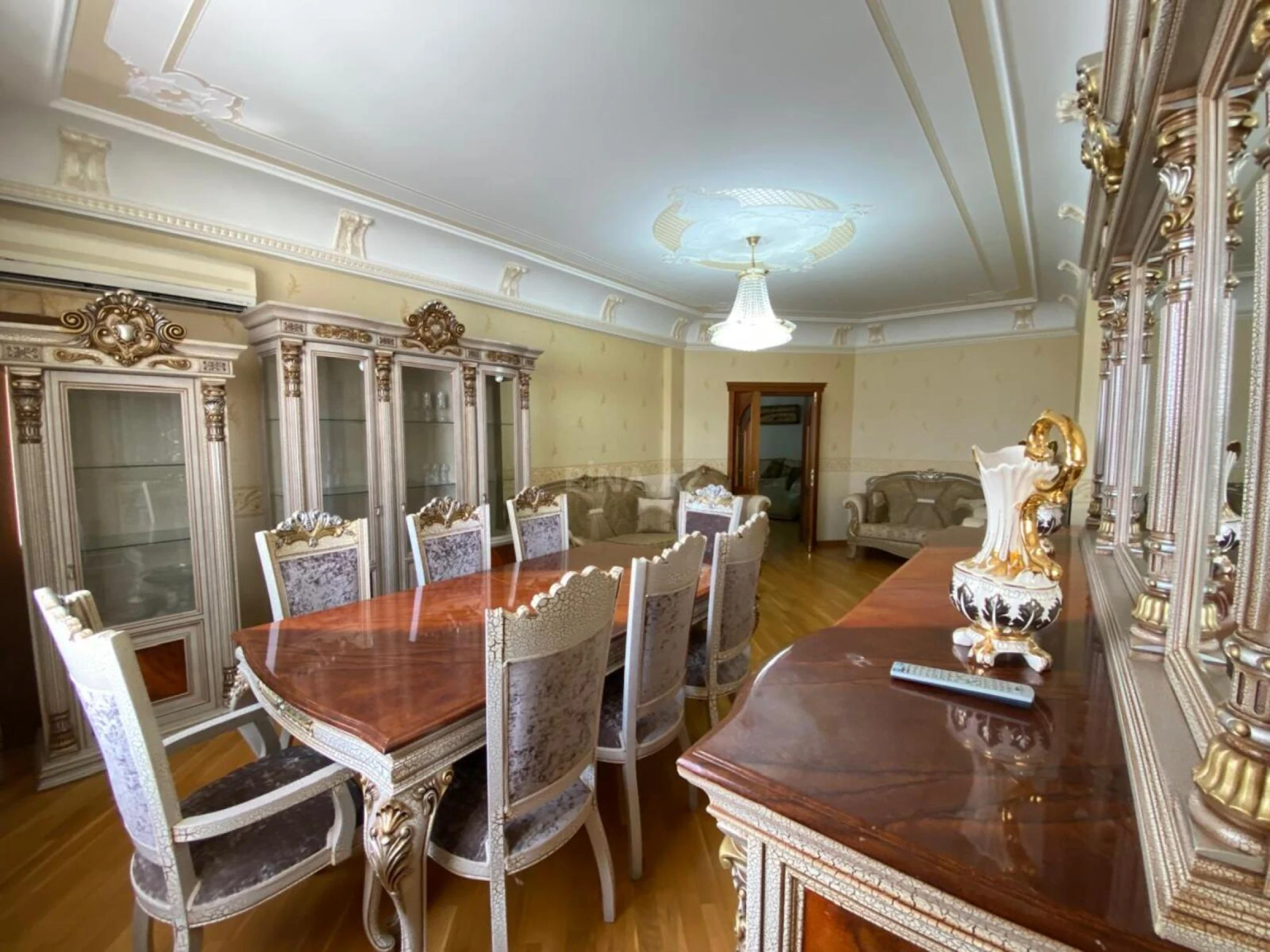 Kirayə verilir 4 otaqlı mənzil 150 m²