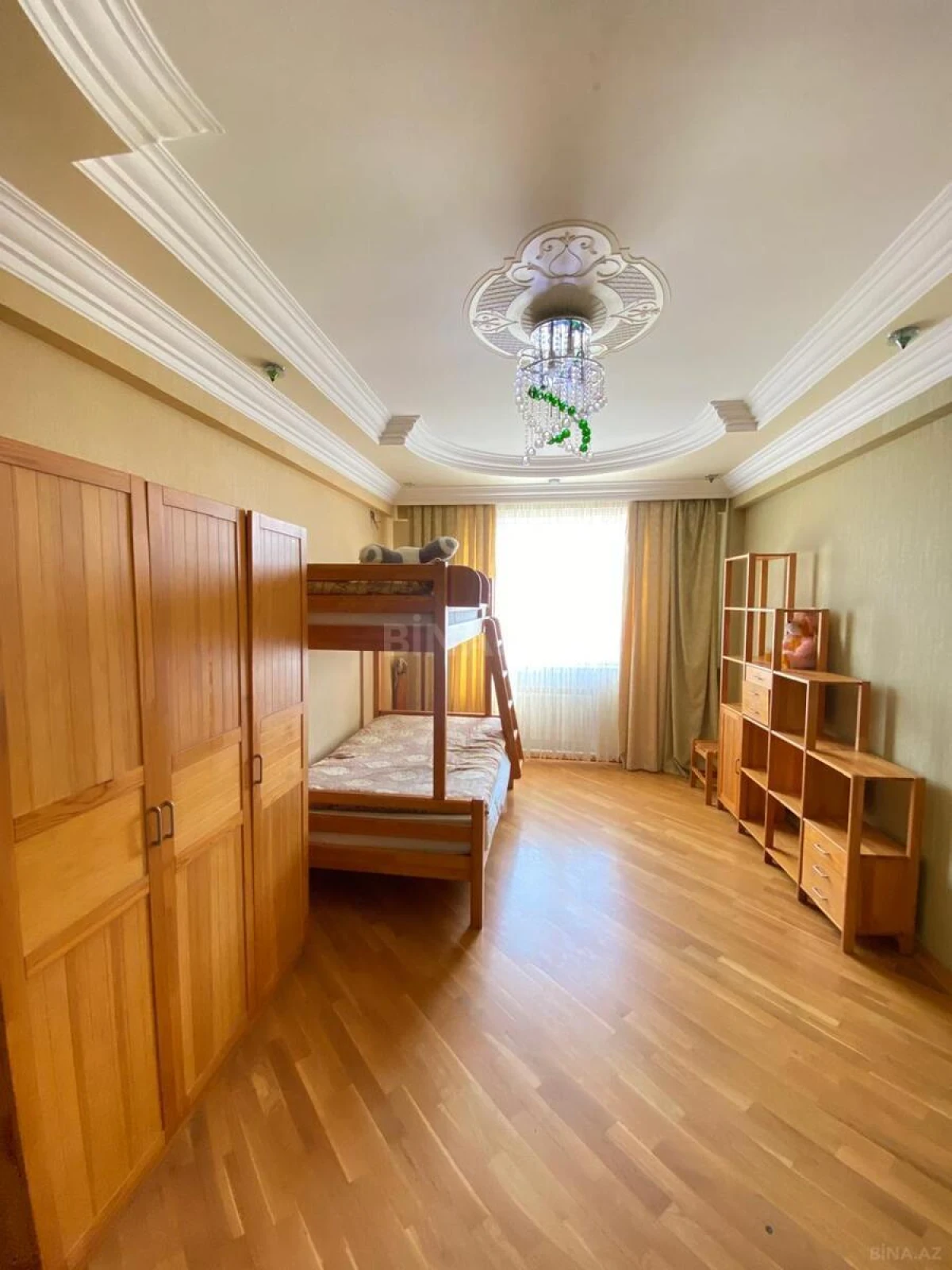 Kirayə verilir 4 otaqlı mənzil 150 m²