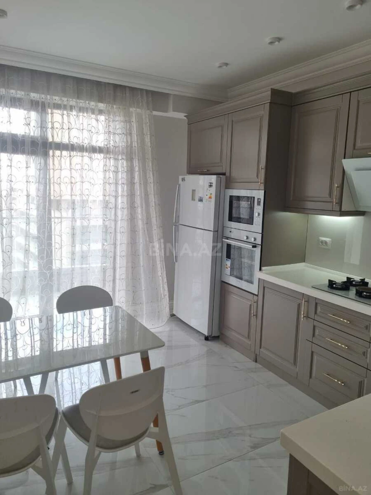Kirayə verilir 3 otaqlı mənzil 145 m²