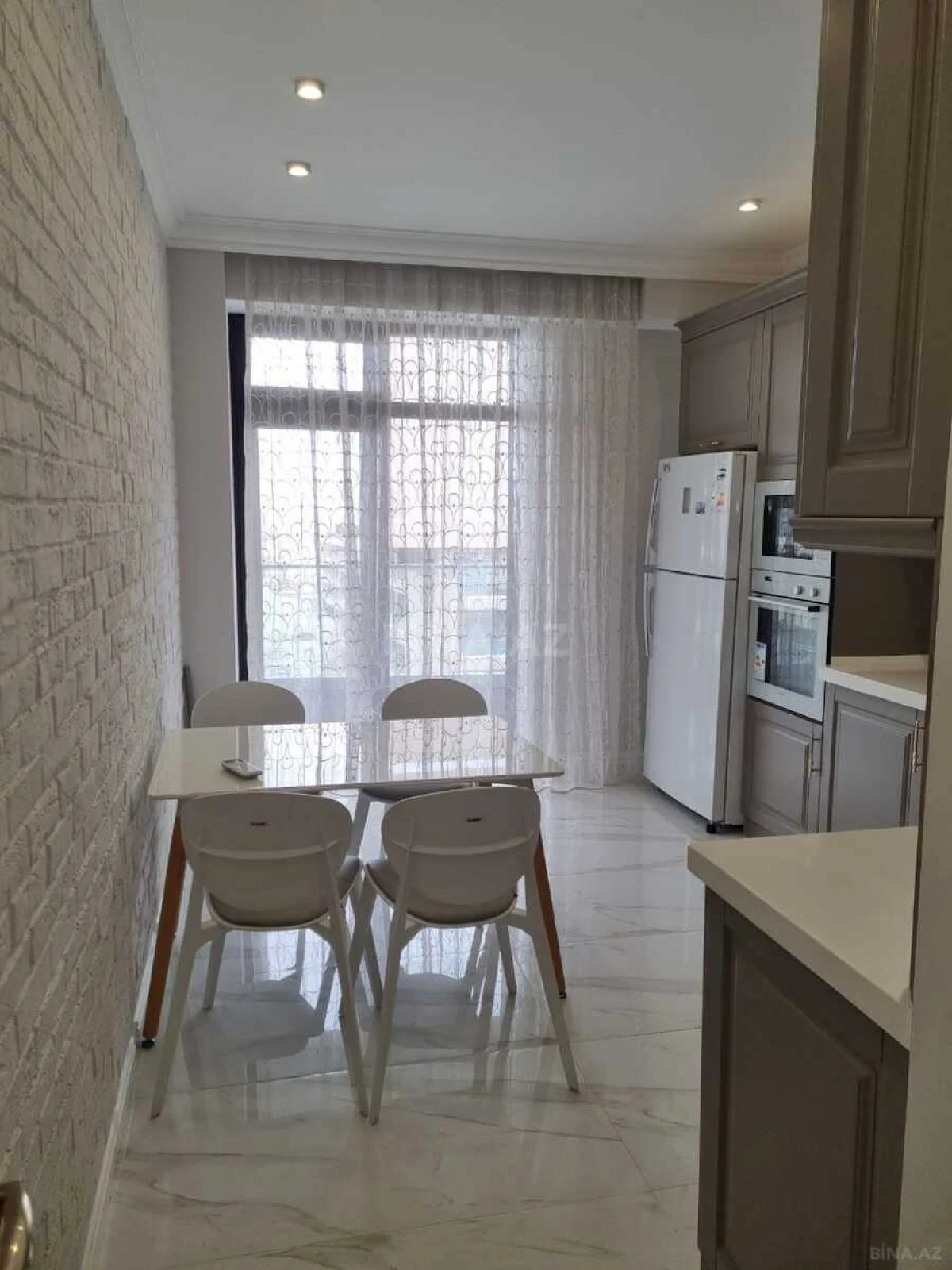 Kirayə verilir 3 otaqlı mənzil 145 m²