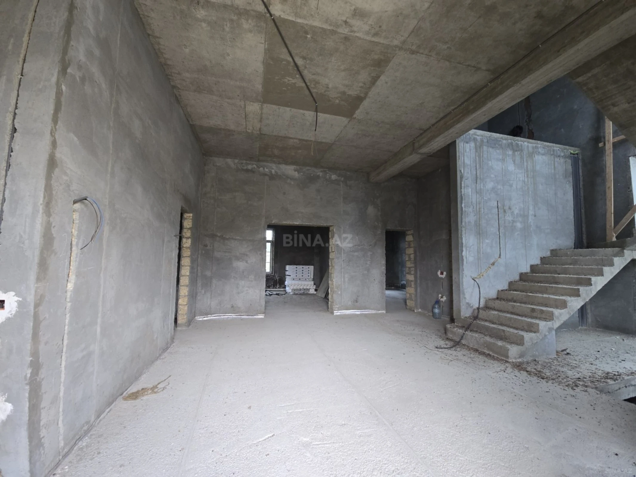 Satılır 5 otaqlı həyət evi 400 m²