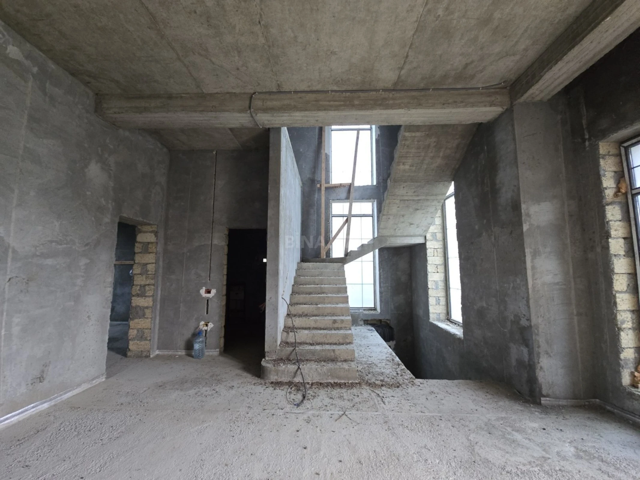 Satılır 5 otaqlı həyət evi 400 m²