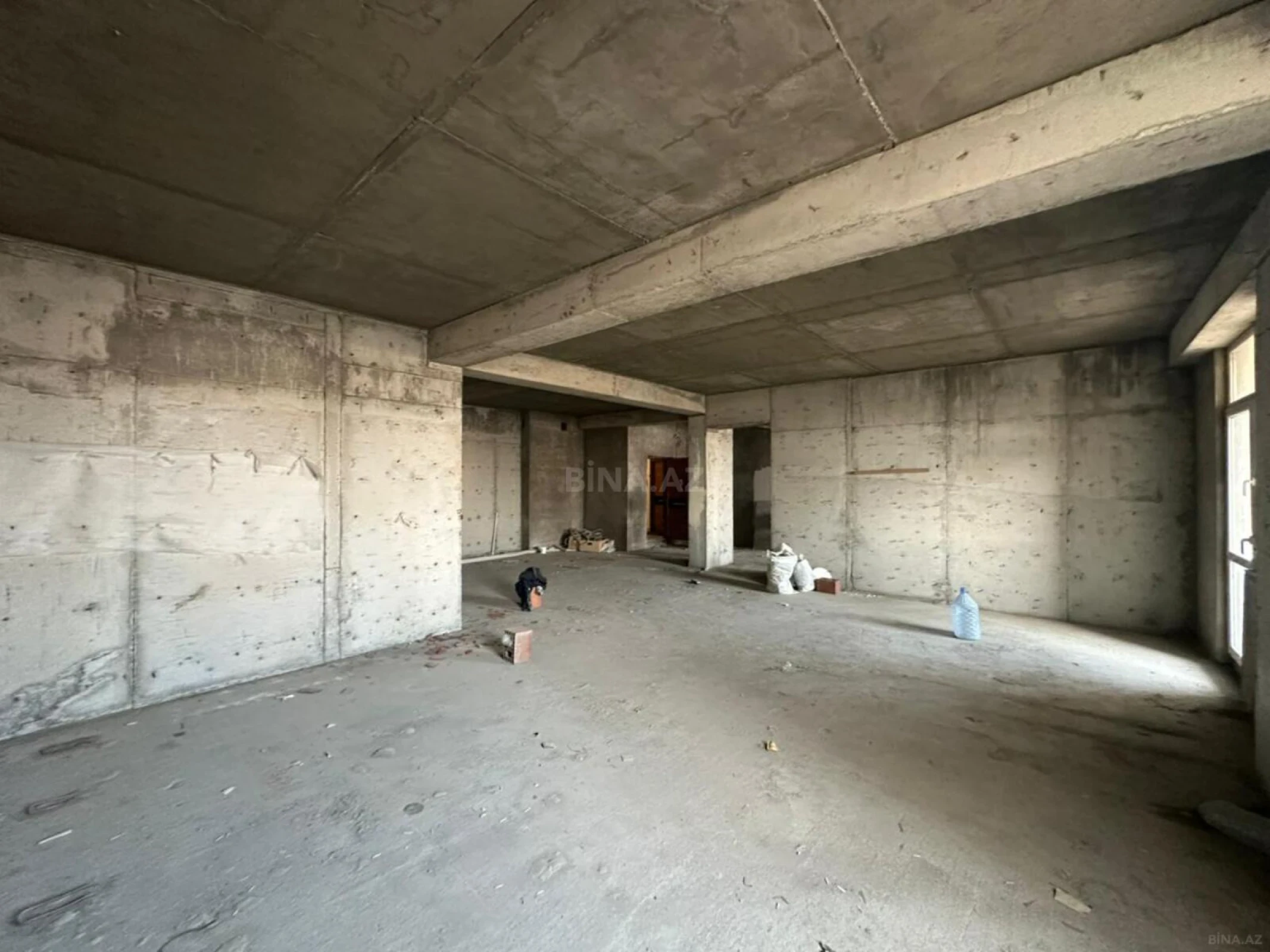 Satılır 4 otaqlı mənzil 174 m²