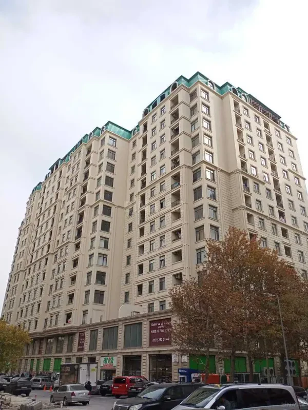 Satılır 4 otaqlı mənzil 174 m²