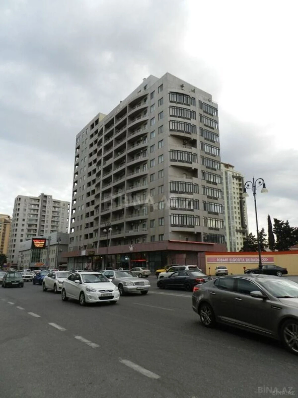 Satılır 4 otaqlı mənzil 178 m²
