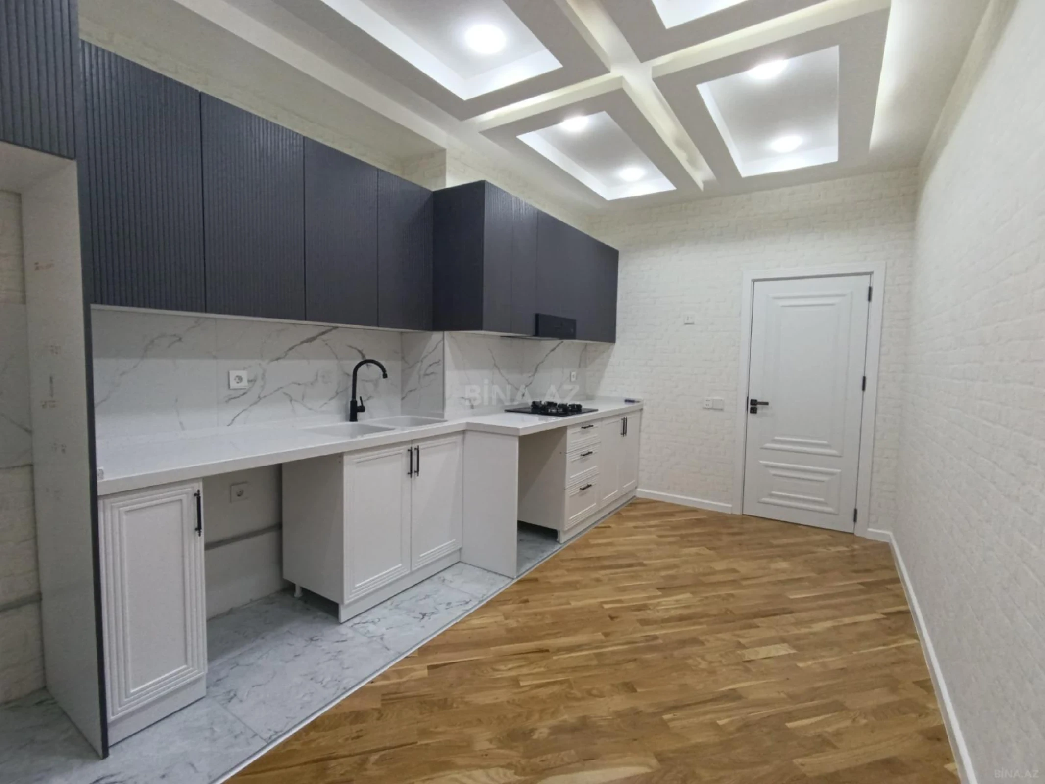 Satılır 4 otaqlı mənzil 155 m²