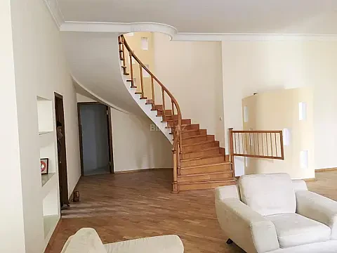 Kirayə verilir 6 otaqlı həyət evi 280 m²