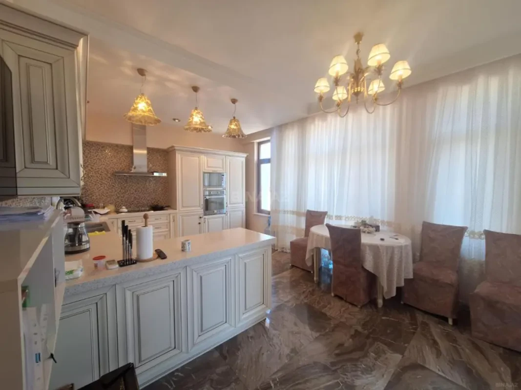 Satılır 4 otaqlı mənzil 250 m²