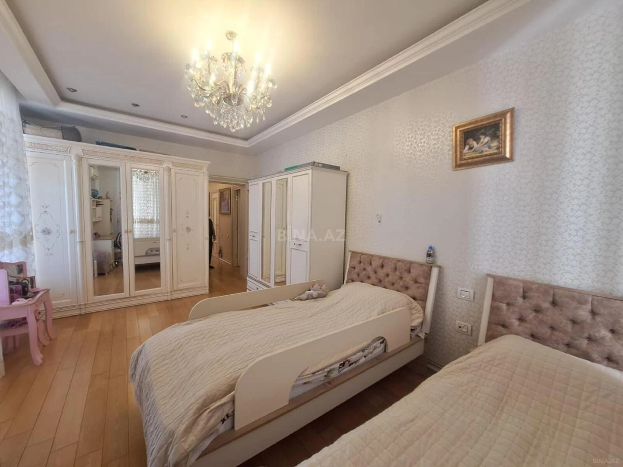 Satılır 4 otaqlı mənzil 250 m²
