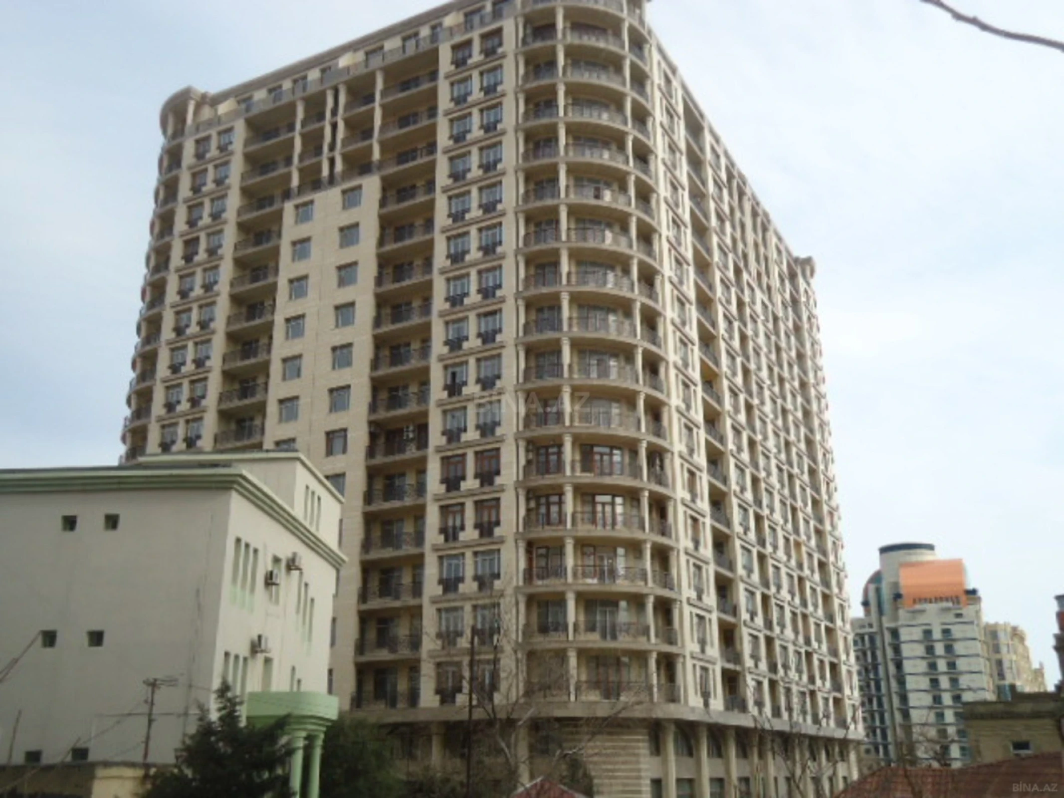 Satılır 4 otaqlı mənzil 250 m²