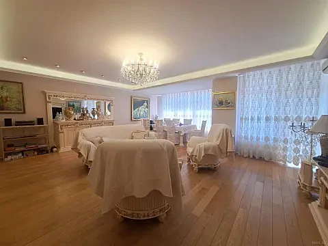 Satılır 4 otaqlı mənzil 250 m²