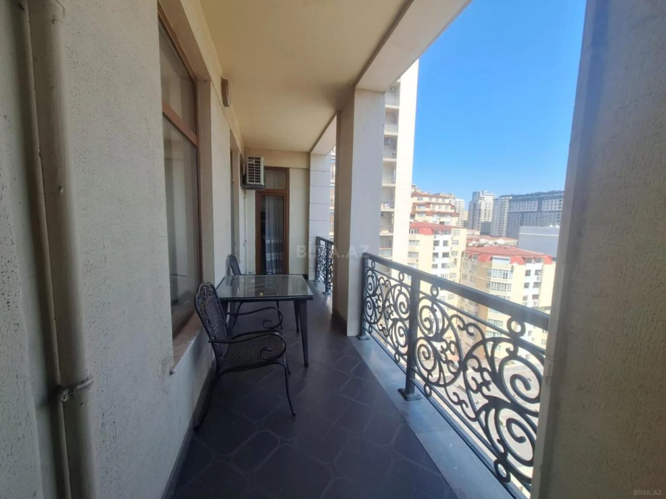 Satılır 4 otaqlı mənzil 250 m²