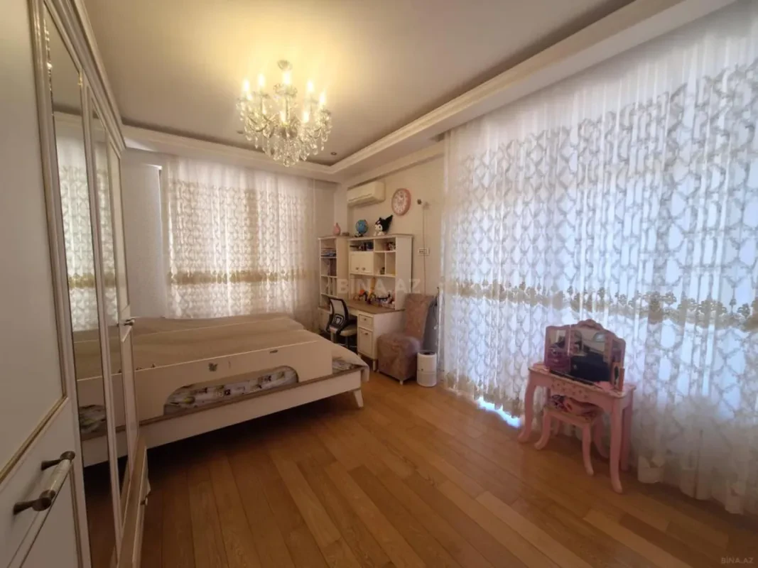 Satılır 4 otaqlı mənzil 250 m²