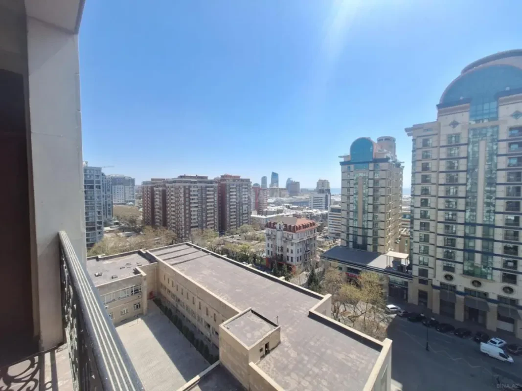 Satılır 4 otaqlı mənzil 250 m²