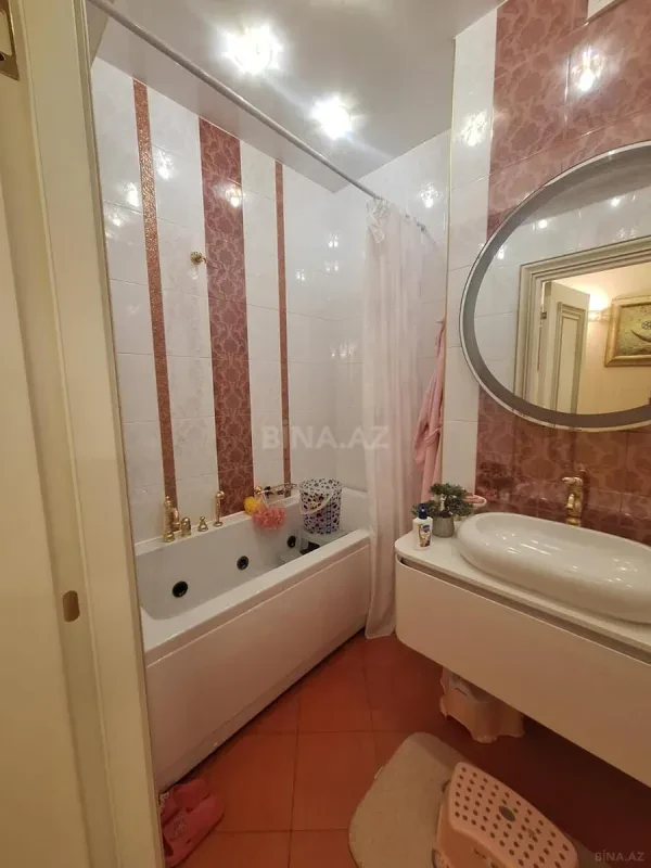Satılır 4 otaqlı mənzil 250 m²