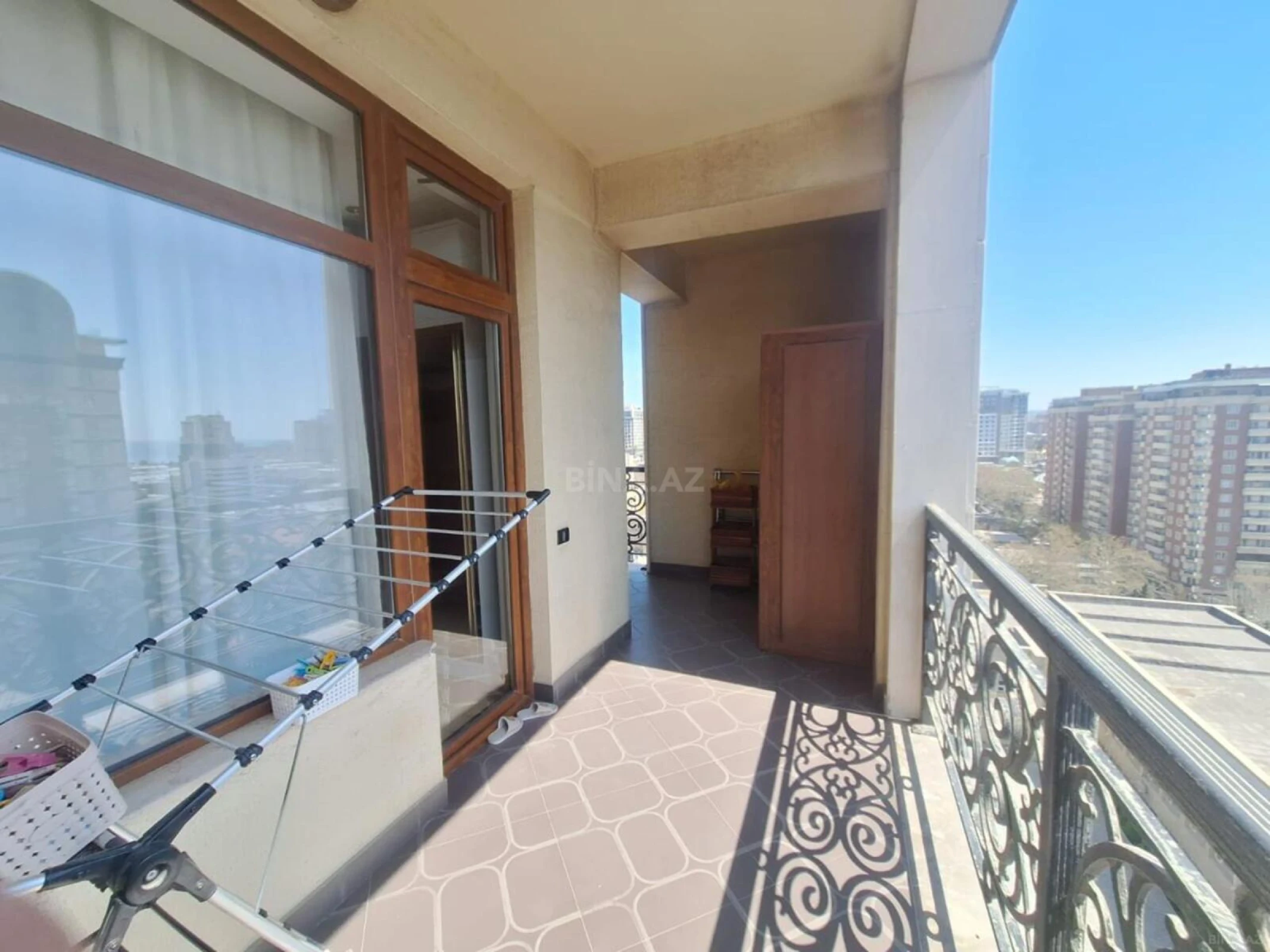 Satılır 4 otaqlı mənzil 250 m²