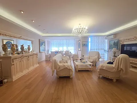 Satılır 4 otaqlı mənzil 250 m²