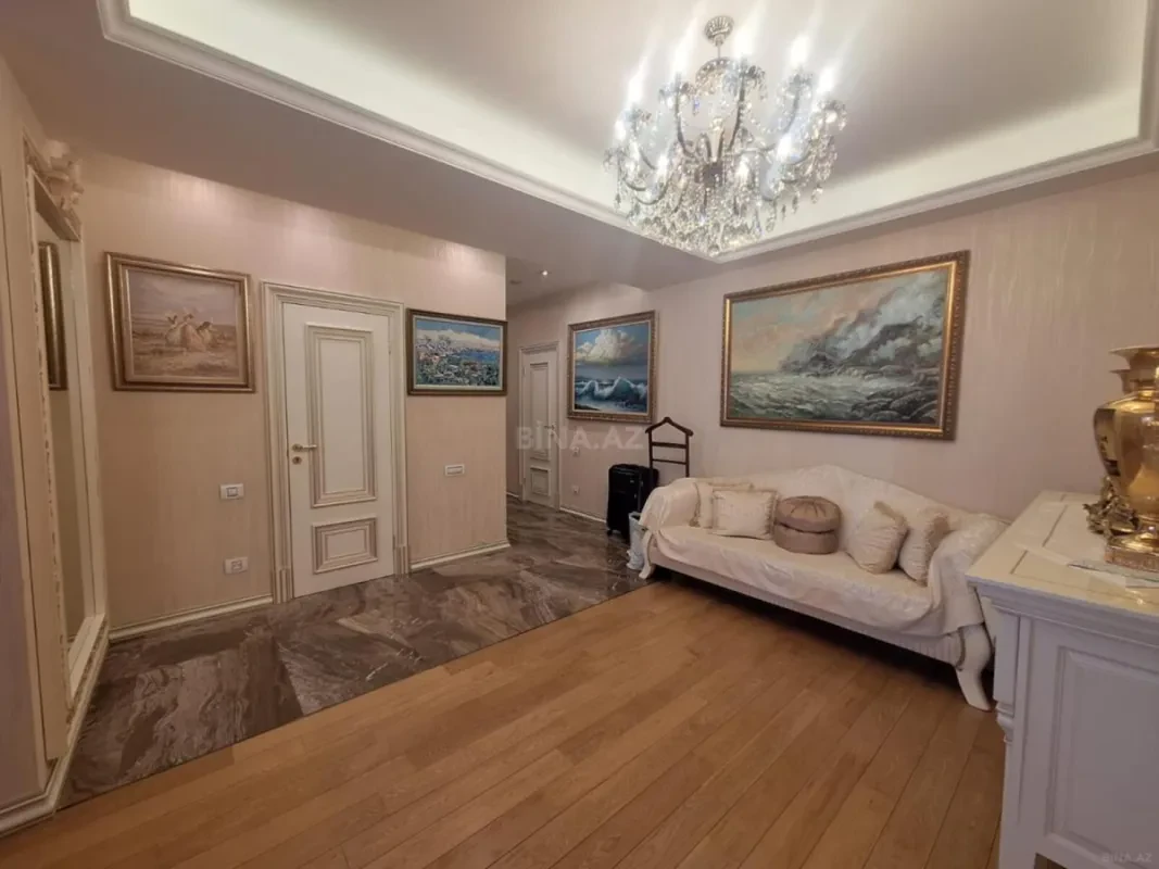 Satılır 4 otaqlı mənzil 250 m²